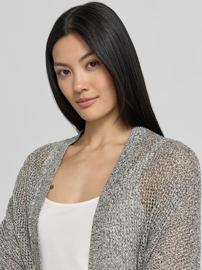 Frauenmodel trägt Strickjacke in offener Passform mit 3/4-Arm von Comma aus Reine Baumwolle mit Strukturmuster, Nahaufnahme Oberkörper.