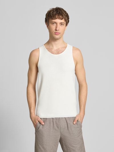 Männermodel trägt Regular Fit Tank Top aus Viskose-Mix Modell 'CHRIS' von Only & Sons, unifarben, feinstrick, Ganzkörperansicht von vorne.