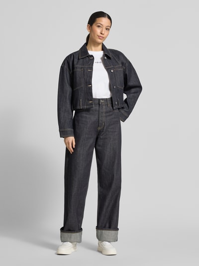Modelka kobieca nosi Boxy Fit T-Shirt aus reiner Baumwolle od Tom Tailor Denim, biały kolor, okrągły dekolt, krótki rękaw, motyw-stitching, materiał: czysta bawełna, wykończenie: drobny prążek, widok całej sylwetki z przodu.