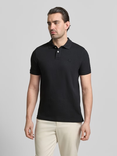 Männermodel trägt Slim Fit Poloshirt mit Logo-Stitching von MCNEAL in Schwarz, reine Baumwolle, Polokragen, Ganzkörperansicht von vorne.