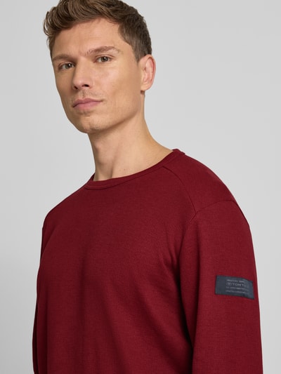 Männermodel trägt Regular Fit Langarmshirt aus Baumwoll-Mix von Tom Tailor, Optik: Unifarben, Waffel-Struktur, Rundhals, Label-Patch, Nahaufnahme Oberkörper.