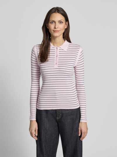 Modelka nosi różowe Langarmshirt mit Polokragen Modell 'VERAN' von Copenhagen Muse, krój slim fit z prążkowaną strukturą i zapięciem na guziki, mieszanka wiskozy ze stretchem, cienkie ciemne paski, długość tyłu i rękawa w rozmiarze S: 55 cm, przód, zdjęcie sylwetki od przodu