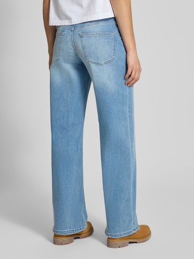 Frauenmodel trägt Wide Fit Jeans im 5-Pocket-Design von Review aus elastischem Baumwoll-Mix in Hellblau, Rückansicht Ganzkörperansicht.