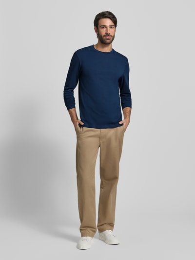 Männermodel trägt Regular Fit Langarmshirt aus Baumwoll-Mix Modell 'TCHARK' von BOSS Orange, Optik: Unifarben, Ganzkörperansicht von vorne.