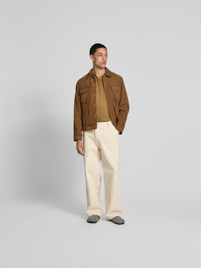 Officine Générale Poloshirt mit V-Ausschnitt Camel 1