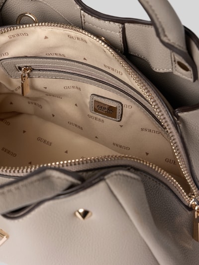 Produktfoto, Handtasche mit Label-Applikation Modell 'ECO MERIDIAN II' von Guess, Hauptfach mit Reißverschluss, Tragehenkel, Schulterriemen, beige strukturierte Oberfläche, Maße 30 x 21 x 12 cm, Länge Schulterriemen 122 cm