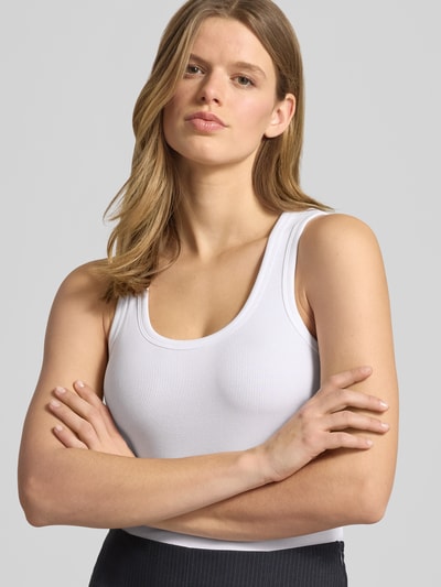 Frauenmodel trägt Tanktop in Ripp-Optik Modell 'FRIDA' von JJXX, weiß, Slim Fit, Rundhalsausschnitt, Nahaufnahme Oberkörper.