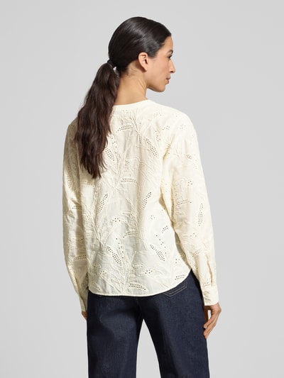 Frauenmodel trägt Relaxed Fit Tunikabluse mit Lochstickerei von Milano Italy im Baumwoll-Mix, cremefarben, Ganzkörperansicht Rückansicht.