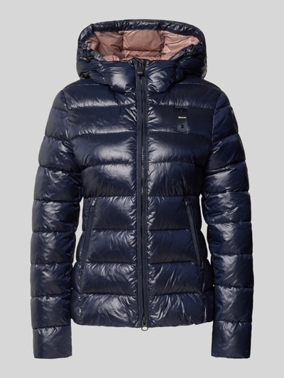 Produktfoto, dunkelblaue Jacke in Stepp-Optik Modell 'CAROLL' von Blauer USA mit Kapuze, Zweiwege-Reißverschluss und Logo-Detail, Damenmode
