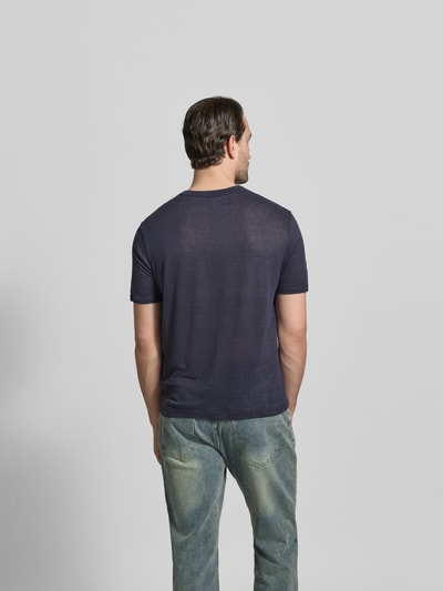 Männermodel trägt Regular Fit T-Shirt aus reinen Leinen von Officine Générale in semitransparenter Optik, Ganzkörperansicht Rückansicht.