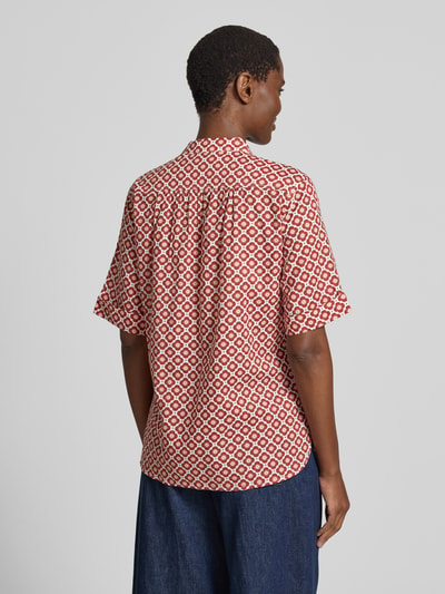 Frauenmodel trägt Relaxed Fit Bluse aus reiner Baumwolle von Marc O'Polo, Optik:Allover-Muster, Tunika, Passform: Relaxed-Fit, Kurzarm, Rückansicht, Ganzkörperansicht Rückansicht.