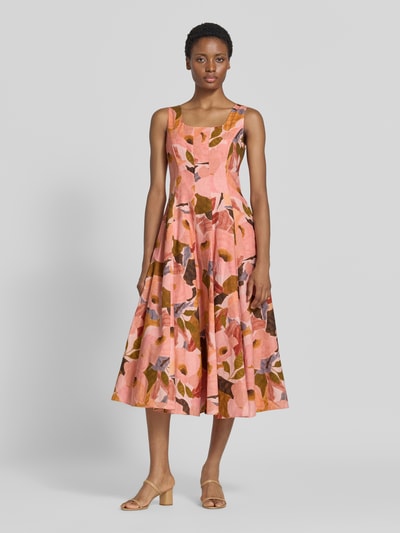 Frauenmodel trägt Midikleid aus Leinen-Mix Modell 'Shivana' von Ted Baker mit floralem Muster in Rosa und Braun, Ganzkörperansicht von vorne.
