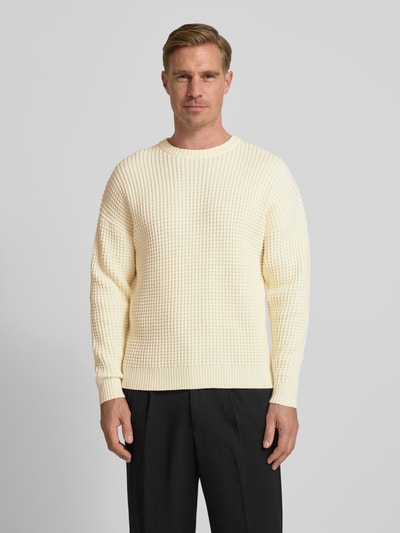Männermodel trägt Strickpullover mit Strukturmuster Modell 'Neelio' von Drykorn, Baumwoll-Mix, Regular-Fit, Rundhalsausschnitt, Herren, Ganzkörperansicht von vorne.