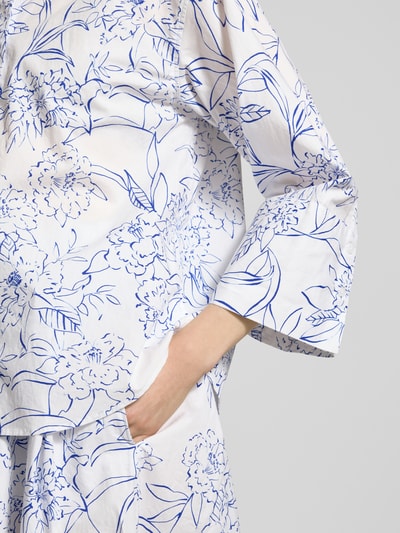 Frauenmodel trägt Relaxed Fit Bluse mit verdeckter Knopfleiste und 3/4-Arm von Gant aus reiner Baumwolle im Allover-Look, Detailaufnahme.