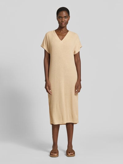 Frauenmodel trägt Strickkleid mit V-Ausschnitt Modell 'Delia' von Soyaconcept, Viskose-Mix mit Stretch-Anteil, Gerader-Schnitt, Midikleid, Beige, feine Stricktextur, Ganzkörperansicht von vorne. Rückenlänge bei Größe S: 112 cm, Brustweite: 54 cm, Ärmellänge: 24 cm.