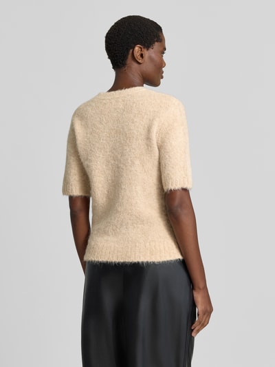 Vrouwenmodel draagt gebreid shirt van Alpacamix, recht model, Model 'JEANNE' van Samsøe Samsøe, ronde hals, 1/2-mouwen, ruglengte maat S 54 cm, mouwlengte maat S 27 cm, Ganzkörperansicht Rückansicht.