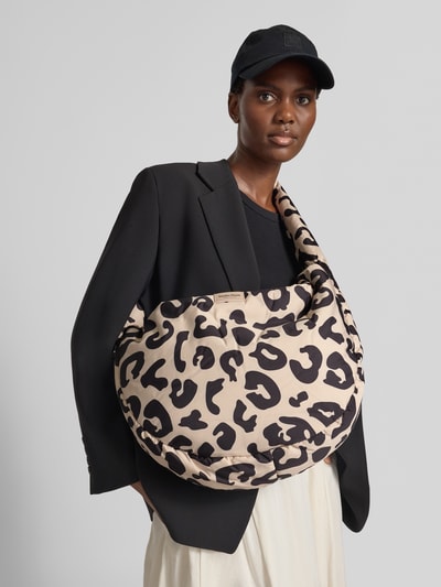 Vrouwenmodel draagt Shoulder Bag mit Logo-Patch van Studio Noos met all-over dierenprint, hoofvak met ritssluiting, schouderband, logopatch, breedte maat 1: 48 cm, lengte: 34 cm, diepte: 10 cm, bandlengte: 80 cm. Ganzkörperaanzicht van voren.