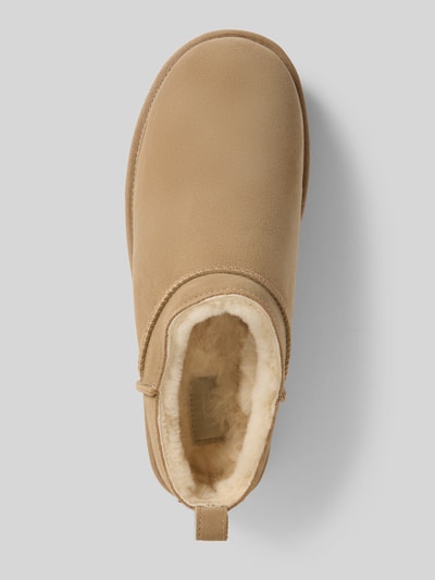 Produktfoto, Hausschuhe mit Label-Detail von UGG aus beschichtetem Leder-Mix in Beige mit abgerundeter Spitze, strukturierter Sohle, Absatzhöhe 3 cm, Schafthöhe 4 cm, Schaftweite 7 cm