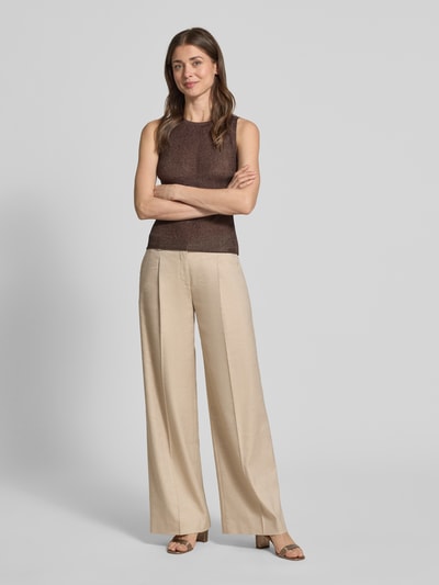 Frauenmodel trägt Stricktop aus Viskose-Mix Modell 'Silvi' von Gestuz, Slim-Fit, Rundhalsausschnitt, Damen, Rückenlänge 54 cm, Ganzkörperansicht von vorne.