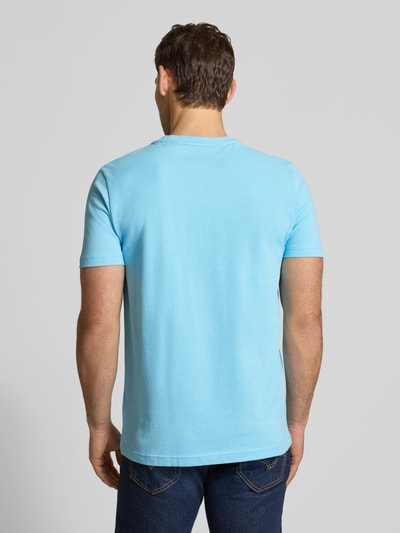 Männermodel trägt T-Shirt aus Baumwolle mit Rundhalsausschnitt von Christian Berg Men, Regular-Fit, Label-Detail, Rückenlänge 71 cm, Ganzkörperansicht Rückansicht.