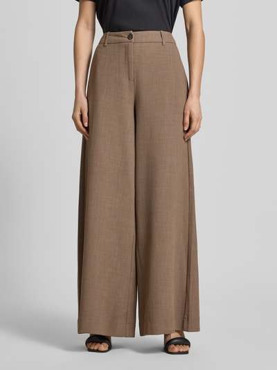 Frauenmodel trägt Wide Leg Hose mit Viskose-Anteil Modell 'Darina' von MSCH Copenhagen in Braun, Material-Mix, französische Eingrifftaschen, Knopf- und Reißverschluss, Ganzkörperansicht von vorne.
