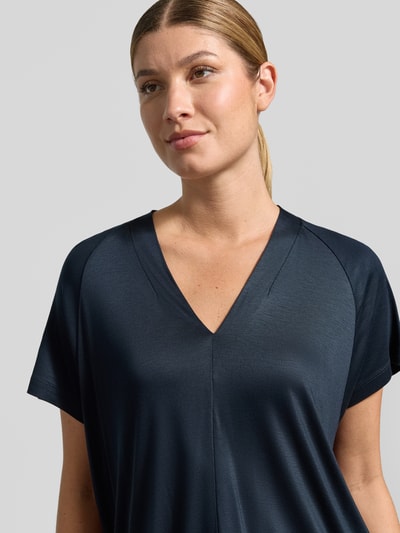 Frauenmodel trägt Regular Fit T-Shirt aus reiner Viskose Modell 'Sanebie' von OPUS in dunklem Blau, glatte Oberfläche, Nahaufnahme Oberkörper, Damen T-Shirt von OPUS