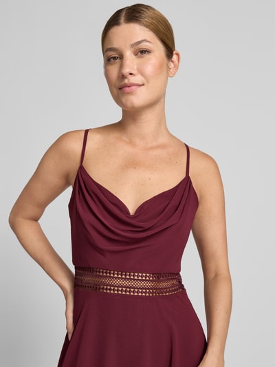 Kobiece model nosi Knielanges Cocktailkleid mit Wasserfall-Ausschnitt od Vera Mont z szyfonu, taliowany krój, lejący dekolt, tasiemka w talii z szydełkową koronką, Długość do kolan, Długość tyłu w rozmiarze 36: 88 cm, Szerokość klatki piersiowej w rozmiarze 36: 33 cm, zbliżenie na górną część ciała.