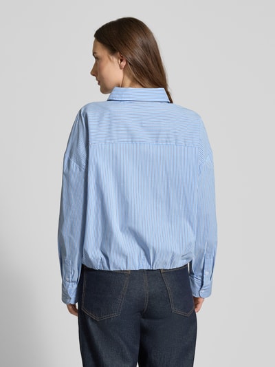 Frauenmodel trägt Regular Fit Hemdbluse mit Hemdblusenkragen von OPUS, hellblau-weiß gestreift, elastischer Baumwoll-Mix, Ganzkörperansicht Rückansicht