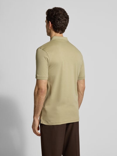 Männermodel trägt Regular Fit Poloshirt mit Logo-Stitching von Fynch-Hatton in Beige, reine Baumwolle, Ganzkörperansicht Rückansicht.