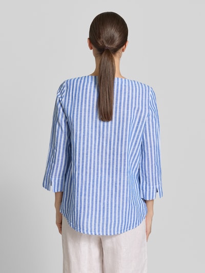 Vrouwenmodel draagt Regular Fit linnen blouse met 3/4-mouw van Christian Berg Woman, blauw-wit gestreept, ruglengte 64 cm, rugaanzicht.
