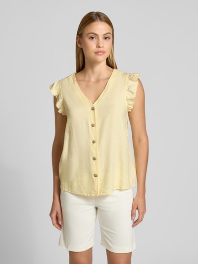 Kobiece modelka nosi Regular Fit Bluse aus Leinen-Viskose-Mix mit Rüschen od B.Young, kolor jasnożółty, guziki, dekolt V, długość tyłu 34 cm, długość rękawa 5 cm, krój regular fit, widok całej sylwetki z przodu