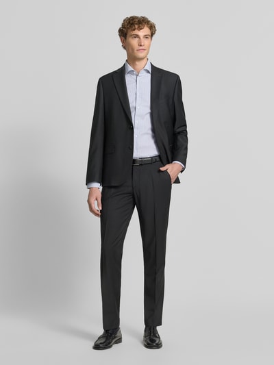Mannenmodel draagt slim fit zakelijk overhemd van katoen model 'Spread Kent' van Seidensticker, Heren Businesshemd, volledige vooraanzicht