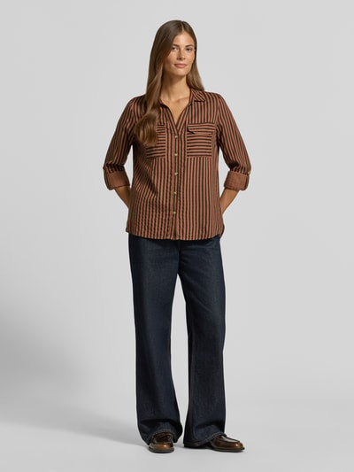Vrouwenmodel draagt regular fit blouse met lange mouwen van pure viscose model 'BUMPY' van VERO MODA, Dames, bruin gestreept, volledige lichaamsvoorzijde.