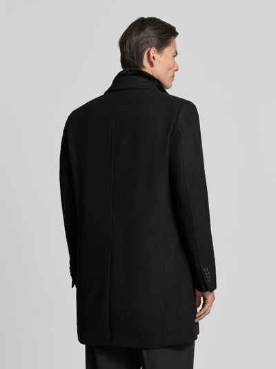 Männermodel trägt Regular Fit Mantel aus Woll-Mix von HECHTER PARIS in Schwarz, glatte Textur, Rückenansicht, Ganzkörperansicht Rückansicht.
