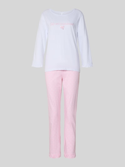 Frauenmodel trägt Pyjama aus reiner Baumwolle Modell 'Lieblingshase' von LOUIS & LOUISA in Weiß und Rosa, gerader Schnitt, Ganzkörperansicht von vorne.