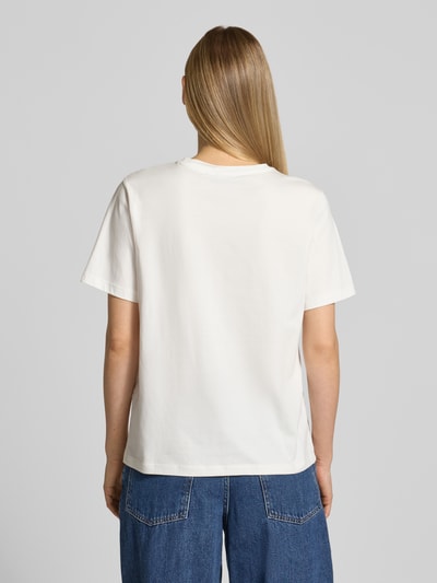Frauenmodel trägt Damen T-Shirt aus Reine Baumwolle mit Gerader-Schnitt und Rundhalsausschnitt, Modell 'SYBILLA' von Vila, Ganzkörperansicht Rückansicht.