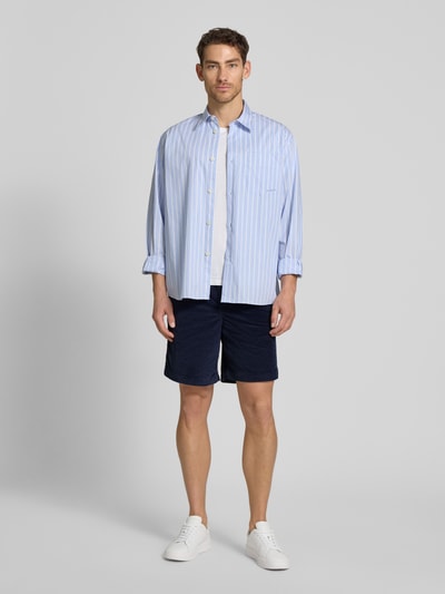 Mężczyznamodel nosi Regular Fit Sweatshorts aus Baumwoll-Mix von SELECTED HOMME, efekt: jednolity kolor, krój regular fit, tunel, ściągacz, kieszeń z tyłu, wpuszczane kieszenie, wykończenie materiału: sztruks, mieszanka bawełny, granatowy, pełny widok z przodu