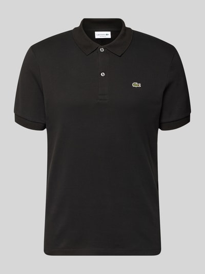 Produktfoto, Regular Fit Poloshirt aus reiner Baumwolle von Lacoste in Schwarz, unifarben, Polokragen, Logo-Detail, glatte Struktur.