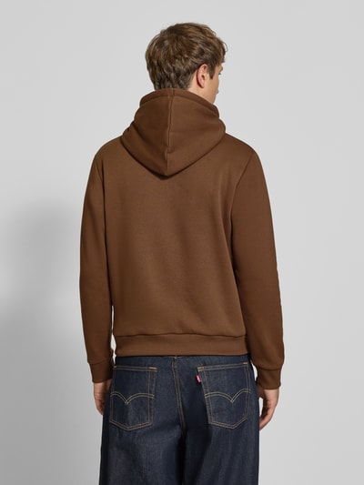 Männermodel trägt Hoodie mit Känguru-Tasche Modell 'BRADLEY' von JACK & JONES in Braun, lockerer Schnitt, Ganzkörperansicht Rückansicht.