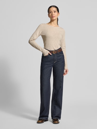 Frauenmodel trägt Regular Fit Langarmshirt aus reiner Baumwolle von Marc O'Polo in Melange-Optik mit Logo-Print, U-Boot-Ausschnitt, Jersey-Material, Ganzkörperansicht von vorne.