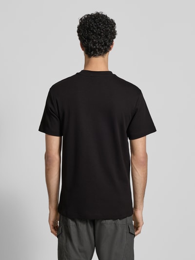 Männermodel trägt Regular Fit T-Shirt mit Logo-Detail von G-Star Raw, schwarze Farbe, Reine Baumwolle, Ganzkörperansicht Rückansicht.