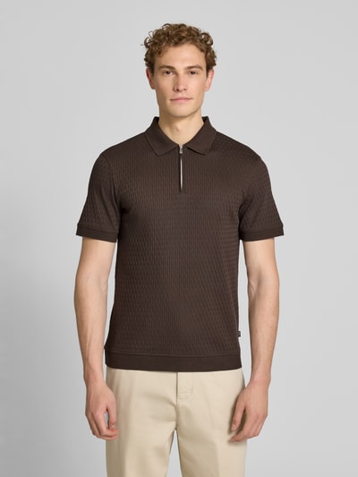 Männermodel trägt Slim Fit Poloshirt mit Reißverschluss Modell 'Franciscojose' von JOOP! Collection, reine Baumwolle, Ganzkörperansicht von vorne.