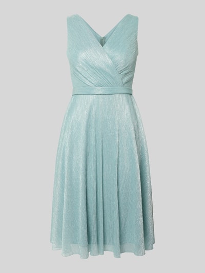Produktfoto, Knielanges Cocktailkleid mit V-Ausschnitt von TROYDEN COLLECTION, taillierter Schnitt, schimmernd, Taillenband, hellblau, feine Plissee-Struktur