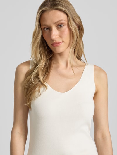 Frauenmodel trägt Slim Fit Top aus Viskose-Mix von s.Oliver BLACK LABEL, Optik: Unifarben, Rippstrick, V-Ausschnitt, Ärmelform: Ohne, Nahaufnahme Oberkörper.