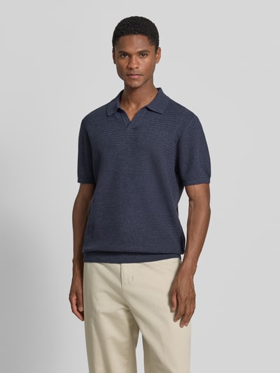 Męski model nosi Regular Fit Poloshirt in Strick-Optik von JAKE*S STUDIO MEN, bawełna, kołnierzyk polo, krótki rękaw, imitacja dzianiny, Ganzkörperansicht von vorne