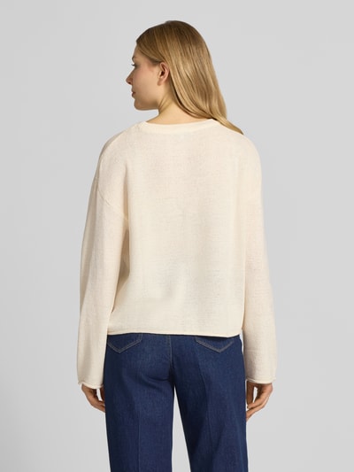 Vrouwenmodel draagt Relaxed Fit Strickpullover mit U-Boot-Ausschnitt van Tom Tailor Denim, effen, fijngebreid, lange mouw, rolzoom, rugaanzicht.
