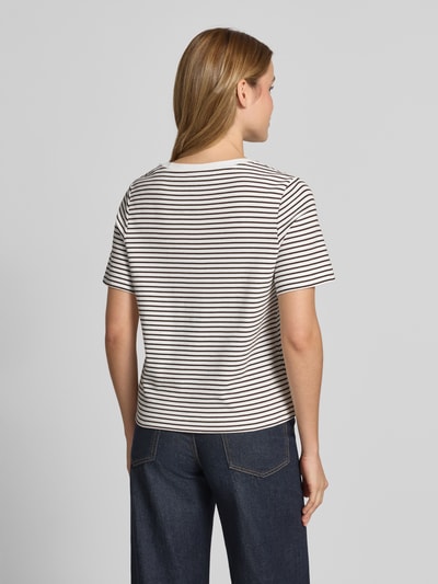Frauenmodel trägt T-Shirt mit Stitching von Oui, gestreift, Reine Baumwolle, Regular-Fit, Rundhalsausschnitt, Rückenlänge 55 cm, Ganzkörperansicht Rückansicht.
