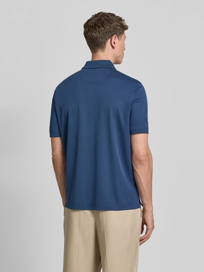 Männermodel trägt Regular Fit Poloshirt mit Brusttasche und Label-Stitching von bugatti in Blau, glatte Textur, Ganzkörperansicht Rückansicht. Rückenlänge bei Größe M: 70 cm, Polokragen, Knopfleiste.