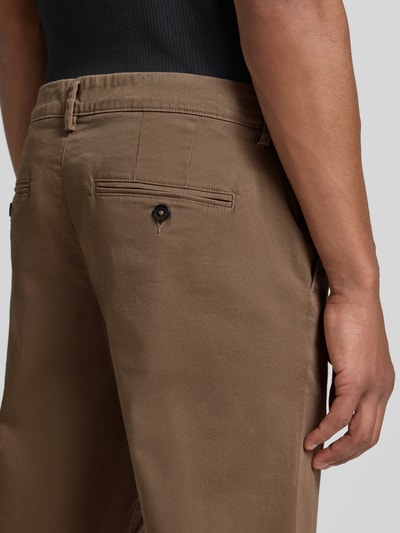 Männermodel trägt Slim Fit Chino aus Baumwoll-Mix Modell 'GABARDINE' von Selected, Herren Chino, braun, glatte Textur, Nahaufnahme Rückansicht.