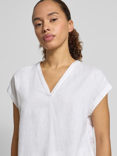 Frauenmodel trägt Blusenshirt aus Leinen-Viskose-Mix Modell 'INA' von Soyaconcept, weiß, V-Ausschnitt, Struktur sichtbar, Nahaufnahme Oberkörper.